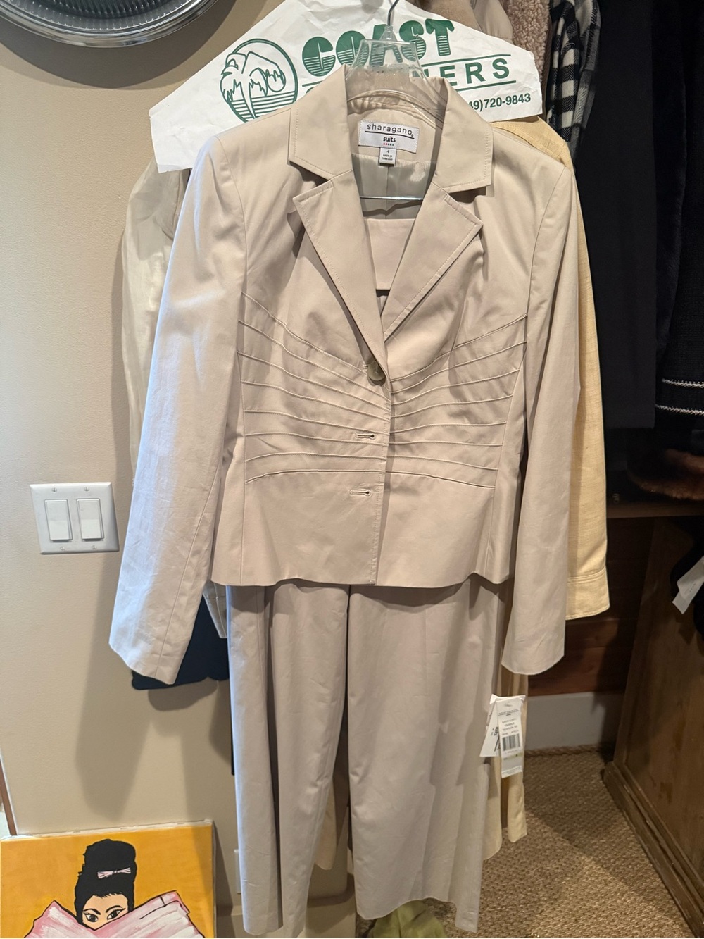 Sharagano Women's Light Cream Two-Piece Tailored Pantsuit
